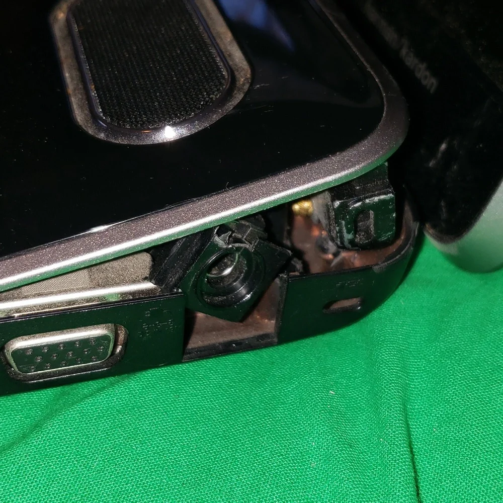 Toshiba Satellite P5050 Laptop Broken Parts Only Charger and Battery Included